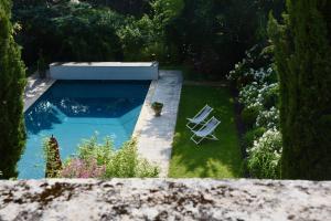 武夫赖Le Gaimont Maison d'Hôtes Vouvray的花园内的游泳池,带两把草坪椅
