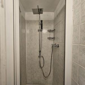 特伦特河畔斯托克Victoria Guest House的浴室内配有淋浴和头顶淋浴