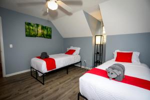 哥伦比亚Escape to Serenity Luxurious 4Bedroom 3Bath Oasis with Private Pool Near Fort Jackson的一间卧室配有两张红色和白色床单