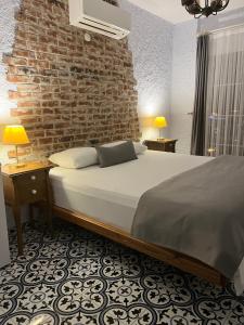 切什梅Villa Veria的一间卧室设有一张床和砖墙