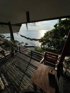 帕干岛Sea Lulaby的俯瞰大海的阳台的桌椅