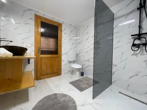锡盖图马尔马切伊Vila Piramida的带淋浴的浴室和玻璃门