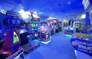 利明顿Westerley Cove的一间设有许多街机游戏和视频游戏的房间