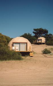 马德拉潘帕斯Domos Park的沙漠中的几个帐篷