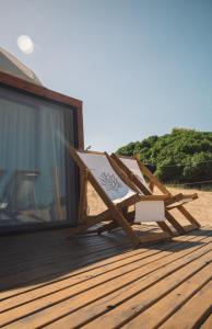 马德拉潘帕斯Domos Park的海滩甲板上的躺椅