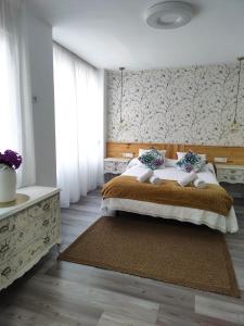 科尔多瓦APARTEMENTO EN LA RIBERA的一间卧室设有一张大床和一扇窗户