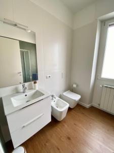 多莫多索拉Casa Dell'Edera - Holiday Apartment in Domodossola的白色的浴室设有水槽和卫生间。