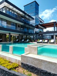 瓜塔佩Vivanti Resort的享有带游泳池的建筑的外部景色