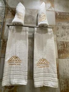 开罗White House Pyramids View的毛巾架上的一条毛巾