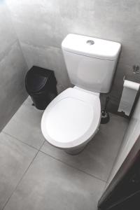 伊塔茹巴Kitnet prox a UNIFEI com Wi-Fi em Itajuba MG的浴室设有白色卫生间和垃圾桶。