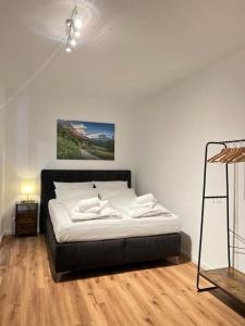 巴特罗森菲尔德BRAN: Design - Apartment Küche, Parken ,Netflix的卧室配有一张床