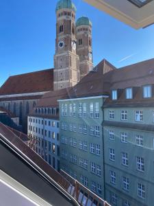 慕尼黑Suite One Löwengrube的享有带钟楼建筑的景致