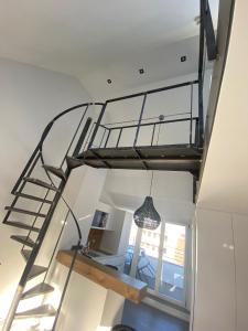 慕尼黑Suite One Löwengrube的房屋内带有灯具的螺旋楼梯