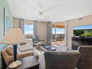 默特尔比奇蒂尔曼海滩和高尔夫度​​假酒店的客厅配有沙发和椅子