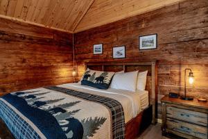 荷马Lakeshore Lodging Cabins and Suites的小木屋内一间卧室,配有一张床
