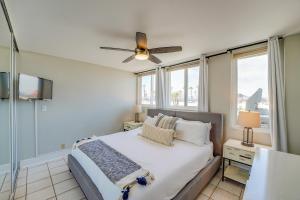 圣地亚哥Oceanfront Condo with Front Patio, Gas Grill, Fire Pit - Prime Location!!的一间卧室配有一张床和吊扇