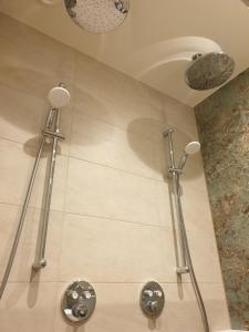 德科赫Suite De Brinkparel的浴室设有淋浴和2个淋浴喷头