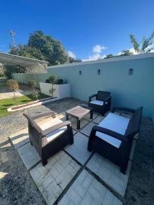 伊莎贝拉Playa y Campo Apartment #2的庭院配有两把椅子和一张桌子
