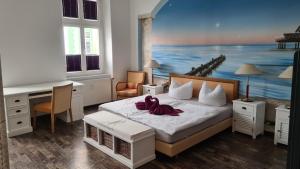 塞巴特阿尔贝克Pension Domke的一间卧室配有一张壁画床