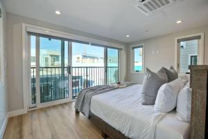 圣地亚哥Luxury Ocean Oasis 3BR I Balcony I Firepit的一间带大床的卧室和一个阳台