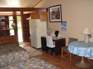 Sorel乐夏朗德汽车旅馆的一间卧室配有书桌、一张床和一张桌子