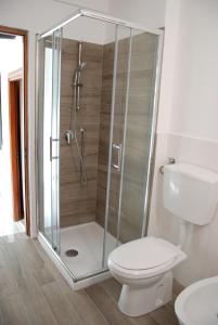 努斯Ca de Vej的带淋浴、卫生间和盥洗盆的浴室
