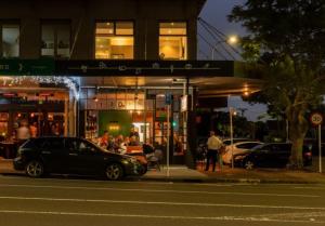 奥克兰Herne Bay 1 Bedroom Apartment - Stay Auckland的夜间停在加油站前的汽车