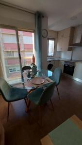 阿桂拉斯Apartamento moderno vacacional的一间带桌椅的客厅和一间厨房
