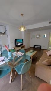 阿桂拉斯Apartamento moderno vacacional的客厅配有玻璃桌和沙发