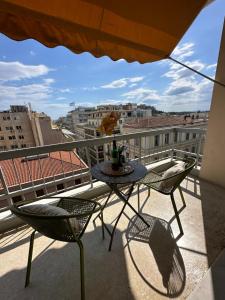 雅典2 BD Apt in Syntagma with Acropolis view的美景阳台配有桌椅