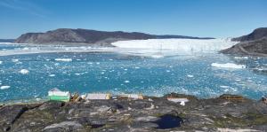 伊卢利萨特Ilulissat Apartment的一群冰山人,在水中