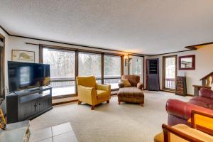 Montgomery CenterPet-Friendly Home with Deck 4 Mi to Jay Peak Resort的客厅配有电视、椅子和窗户。