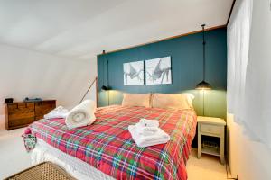 Montgomery CenterPet-Friendly Home with Deck 4 Mi to Jay Peak Resort的一间卧室配有带毛巾的床