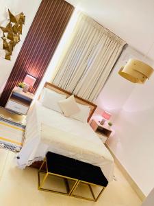 蓬塔卡纳SWEET DREAM VILLA的一间卧室设有一张大床和一个窗户。
