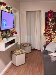 卡内拉Pousada Bello Outono的客厅配有圣诞树和电视