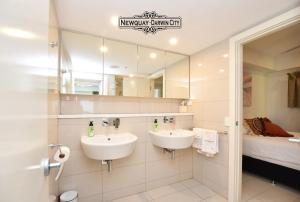 达尔文"NEWQUAY" Ideal Location & Views at PenthousePads的浴室设有2个水槽和镜子