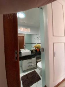 伊列乌斯Apartamento centro de Ilhéus - 2Suítes, 6 hóspedes的浴室配有白色卫生间和盥洗盆。