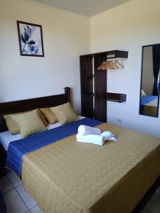 福尔图纳Luna Lodge的一间卧室配有一张床,床上有毛巾
