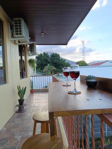 福尔图纳Luna Lodge的木桌旁放两杯葡萄酒