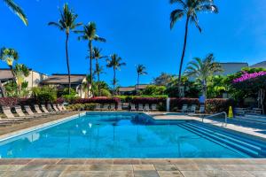 维雷亚Maui Kamaole的棕榈树度假村的游泳池