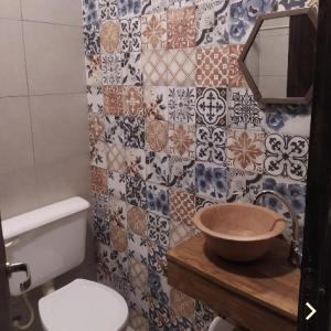 阿迈查德尔瓦勒ENCUENTRO LA ÑATA的浴室配有水槽、卫生间和瓷砖