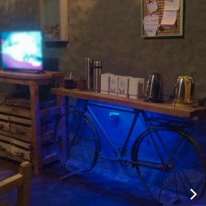 阿迈查德尔瓦勒ENCUENTRO LA ÑATA的带电视的客房内的桌子和 ⁇ 形自行车