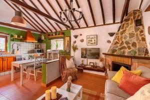 圣卢西亚Las Casas de la Rueda - El Patio的带沙发和壁炉的客厅
