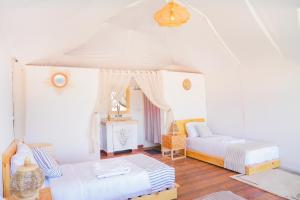梅尔祖卡Sahara Royal Resort的白色的客房配有两张床和一张沙发