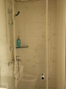 首尔Urban Space Sinnonhyeon的浴室里设有玻璃门淋浴