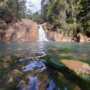 Los Altos de Cerro AzulLos Tucanes的瀑布在水体中间