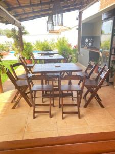 圣米格尔-杜戈斯托苏Noah Hostel & Chale的庭院里摆放着几张木桌和椅子