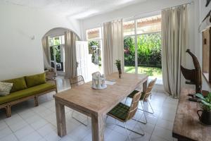 乌布Villa Kassi: 1 bed en-suite, large garden, pool.的客厅配有木桌和椅子