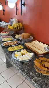 圣路易斯SÃO CRISTOVÃO HOTEL的自助餐,在柜台上供应许多盘子