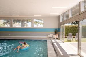 仙女港菲利港假日公园酒店的两个女人在房子的游泳池里玩耍
